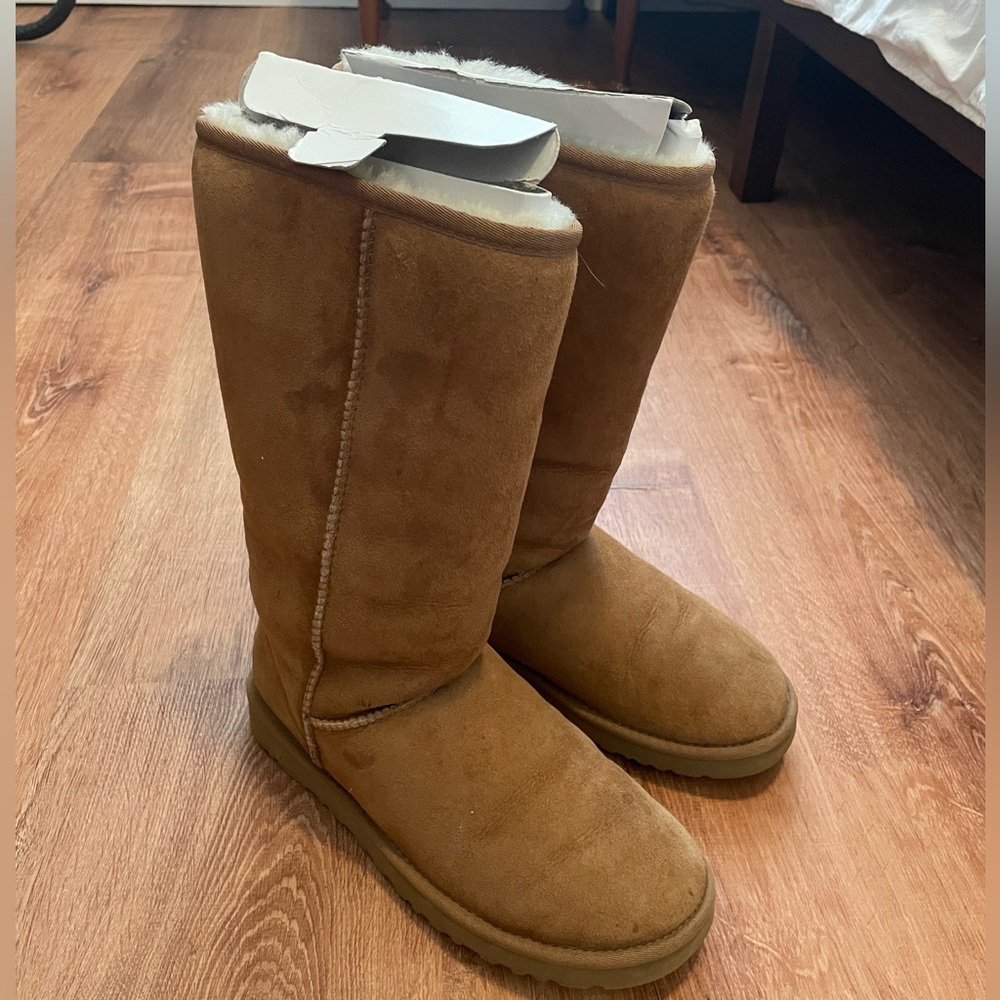 Classic style Women’s UGG boots in tan.